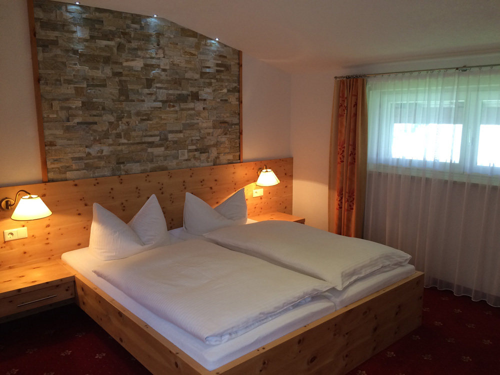 Edelweiss – Schlafzimmer mit Steinwand